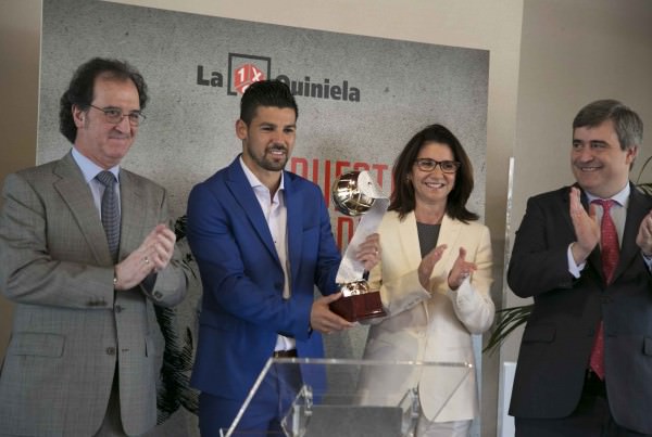 Nolito recibió el premio de manos de Julián Redondo, presidente de la Aepde