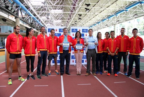 Inmaculada García posa con las atletas tras la firma del patrocinio de Loterías y Apuestas del Estado a la Real Federación Española de Atletismo