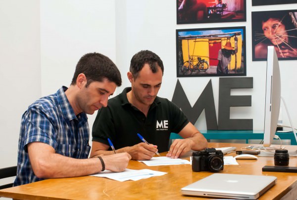 APD Cádiz firma acuerdo con escuela de fotografía.