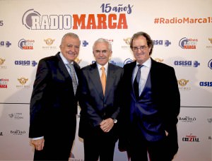 Osvaldo Menéndez y Julián Redondo posan con Paco García Caridad durante la gala. 