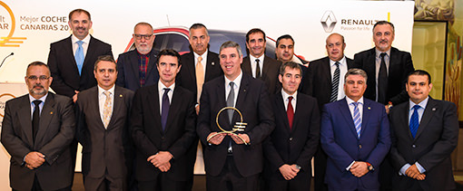 La prensa deportiva que conformó el jurado posa con el premiado. 