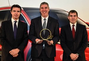 José Vicente de los Mozos, presidente de Renault España, recibió el galardón de manos del Ministro de Industria, Energía y Turismo, José Manuel Soria, y del presidente del Gobierno de Canarias, Fernando Clavijo.