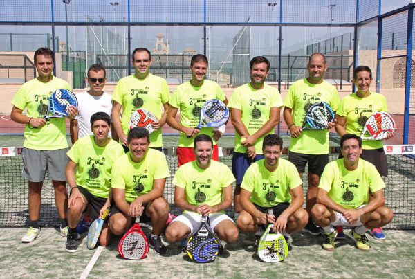 Foto de los participantes en el torneo de pádel organizado por la APD Cádiz