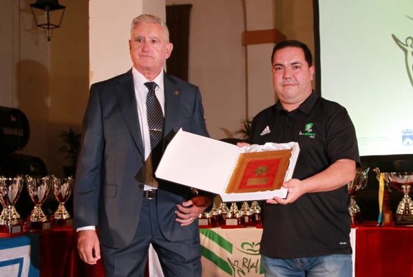 Juan Ángel Oliva, director del portal web La Cantera Cádiz, recibió la Medalla del Centenario de la máxima institución del fútbol andaluz