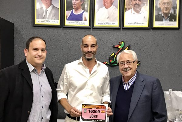 Juan Manuel Botella (Gerente de la S.D. Correcaminos), junto a Paco Nadal (Presidente de la AEPD Valencia) y David Torres (miembro de la Junta Directiva de la AEPD en Valencia).