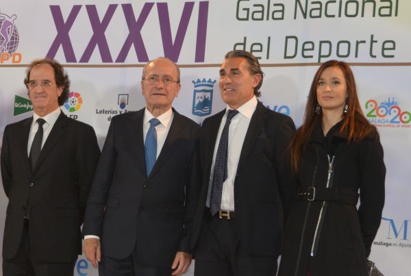 Málaga se volcó con la Gala Nacional del Deporte. De izquierda a derecha, Julián Redondo, presidente de la AEPD; Francisco de la Torre, alcalde de Málaga; Sergio Scariolo, seleccionador nacional de baloncesto; y Elisa Pérez de Siles, concejala de Deporte y Juventud del Ayuntamiento de Málaga.