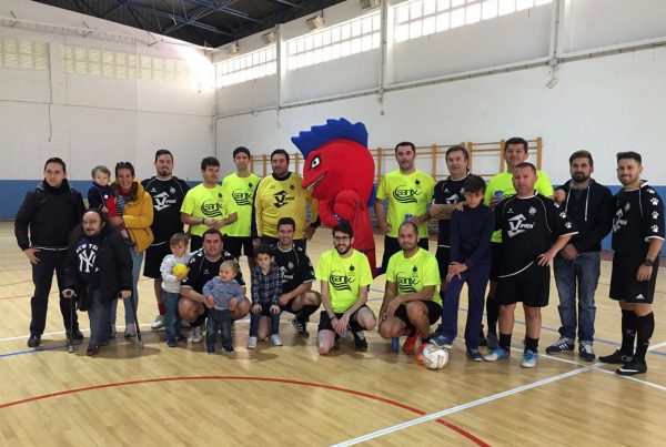 Los participantes del torneo posan tres el partid