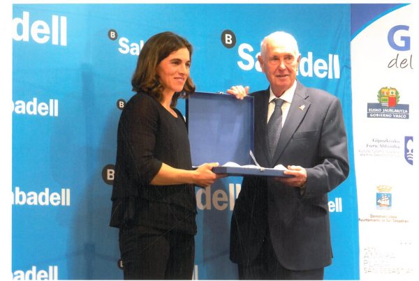 Maialen Chourraut exhibe la medalla con Iñaki Sagastume, presidente de la Asociación de la prensa deportiva de Guipúzcoa