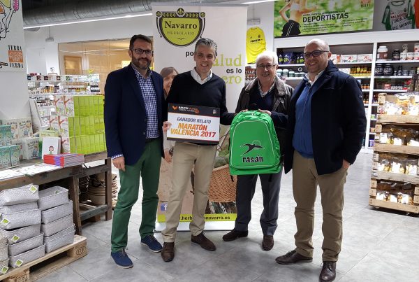 n esta imagen aparecen de izquierda a derecha Álex Heras (departamento de comunicación Fundación Trinidad Alfonso), junto a Pep Doménech (ganador del concurso), Paco Nadal (presidente de la AEPD en Valencia) y José Sánchez (gerente de Rasán)