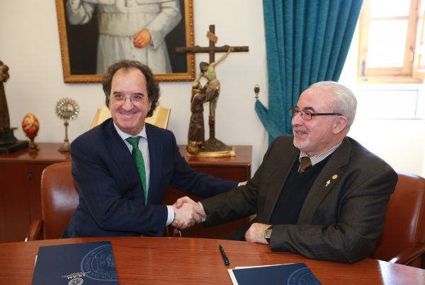 Julian Redondo y Jose Luis Mendoza sellan el acuerdo con un apretón de manos