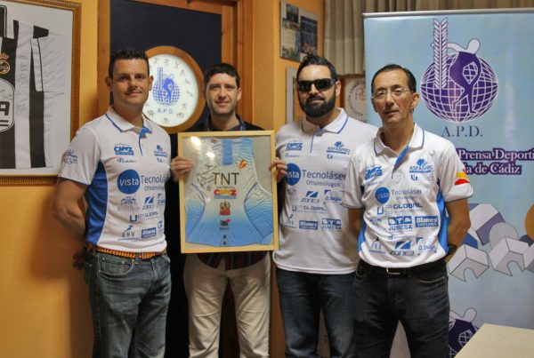 El paratriatleta José Manuel Candón dona su mono de competición a la APD Cádiz