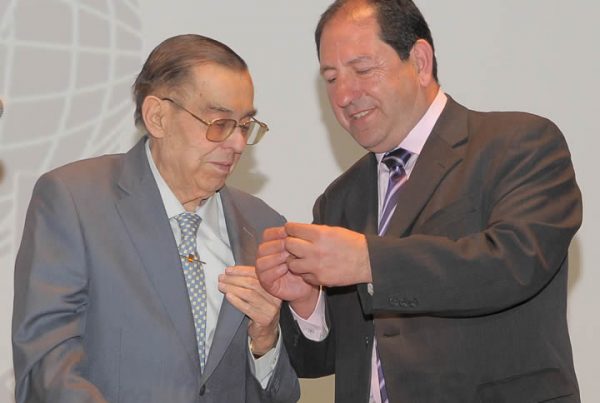 Insignia de oro para Piñero