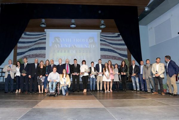 El alcalde de Alicante, Gabriel Echávarri y la concejala de Deportes, Eva Montesinos, en la XXVIII edición de la Gala del Deporte de Alicante. . Foto; Ayuntamiento de Alicante/Ernesto Caparrós