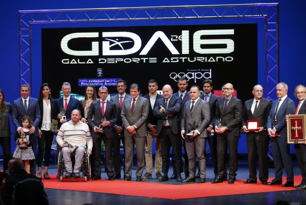 OVIEDO (ASTURIAS), 26/04/2017.- El presidente del Principado, Javier Fernández (c) posa para la foto de familia con los galardonados por la Asociación de la Prensa Deportiva del Principado en la XXXIII Gala del Deporte Asturiano celebrada hoy en el Teatro Campoamor de Oviedo.