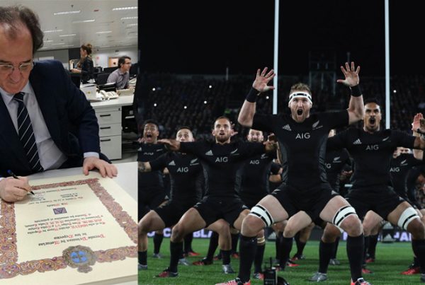 Julián redondo firma el diploma que la fundación princesa de asturias entregará a los All Blacks.