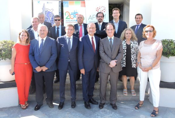 El alcalde de Málaga posa con los periodistas deportivos.