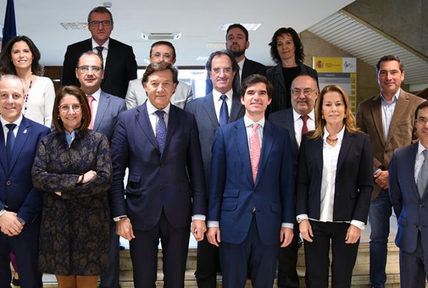 de izquierda a derecha, en la primera fila: Francisco V. Blázquez (Presidente de la Federación Española de Balonmano), Inmaculada García (Presidenta de la Sociedad Estatal de Loterías y Apuestas del Estado), José Ramón Lete (Presidente del CSD), Jaime González Castaño (Director General del CSD y presidente del Jurado), Theresa Zabell (Presidenta de la Fundación Ecomar) y Alberto Jofre (Director- Gerente del Comité Paralímpico español); en la segunda fila: Susana Pérez-Amor (Subdirectora General de Mujer y Deporte del CSD), Juan Ignacio Gallardo (Director del diario MARCA), José Hidalgo (Presidente de la Asociación del Deporte Español), Julián Redondo (Presidente de la Asociación Española de la Prensa Deportiva), Alfredo Relaño (Director del diario AS) y Ángel Rodríguez (Jefe de la oficina de Prensa del CSD); detrás en tercera fila: Santi Nolla (Director del diario Mundo Deportivo), Ernest Folch (director del diario SPORT) y Miriam Blasco (judoca y ex campeona olímpica en Barcelona ´92)