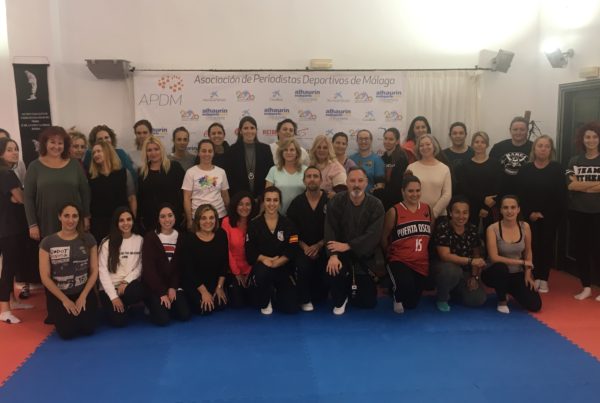 Delegada de Deprorte de la Junta de Andalucía Mercedes García Paine junto a las asistentes.