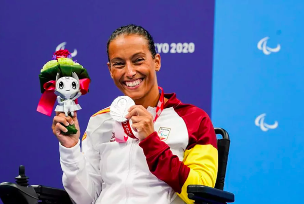 Teresa Perales posa con su plata en Tokio.PAULINO ORIBE / CPE