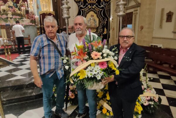 Juan de Dios Ortiz, José María Artiga y Manuel Contreras, en la ofrenda a la Divina Pastora de las Almas.