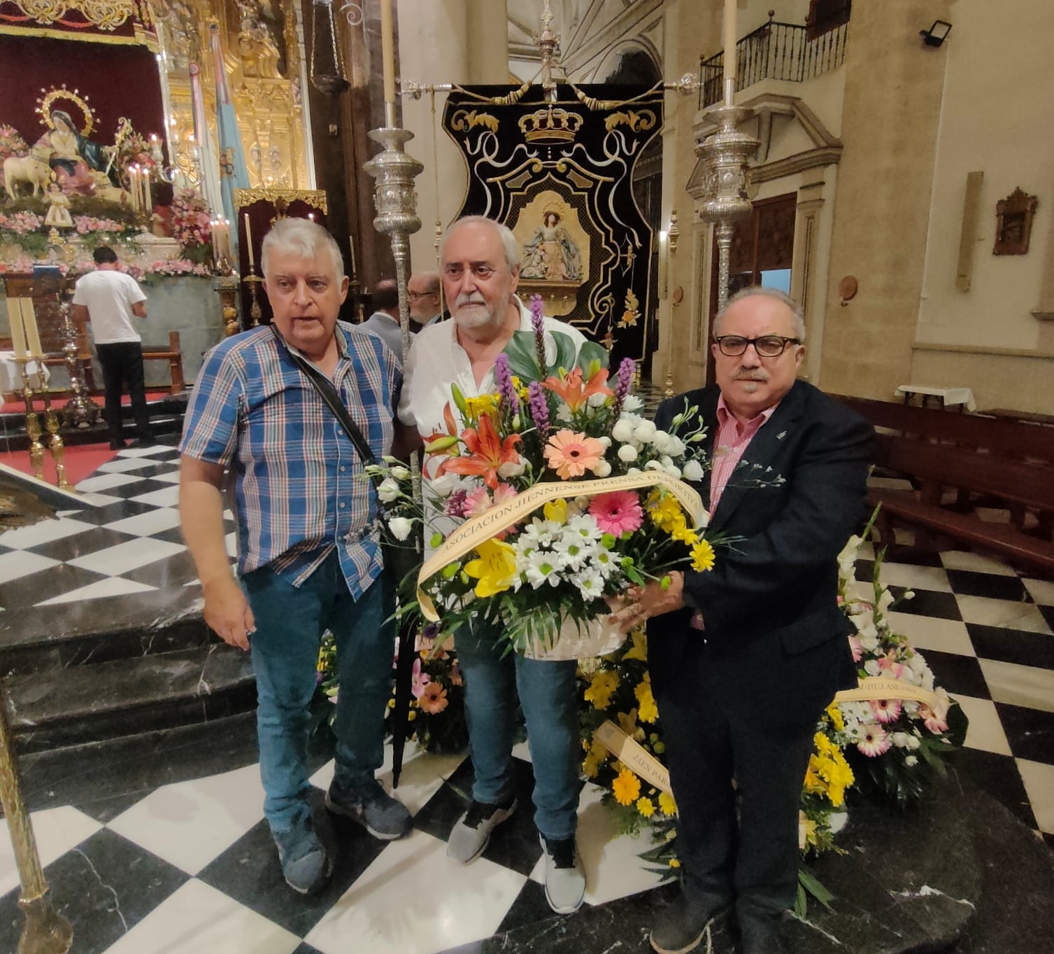 Juan de Dios Ortiz, José María Artiga y Manuel Contreras, en la ofrenda a la Divina Pastora de las Almas.