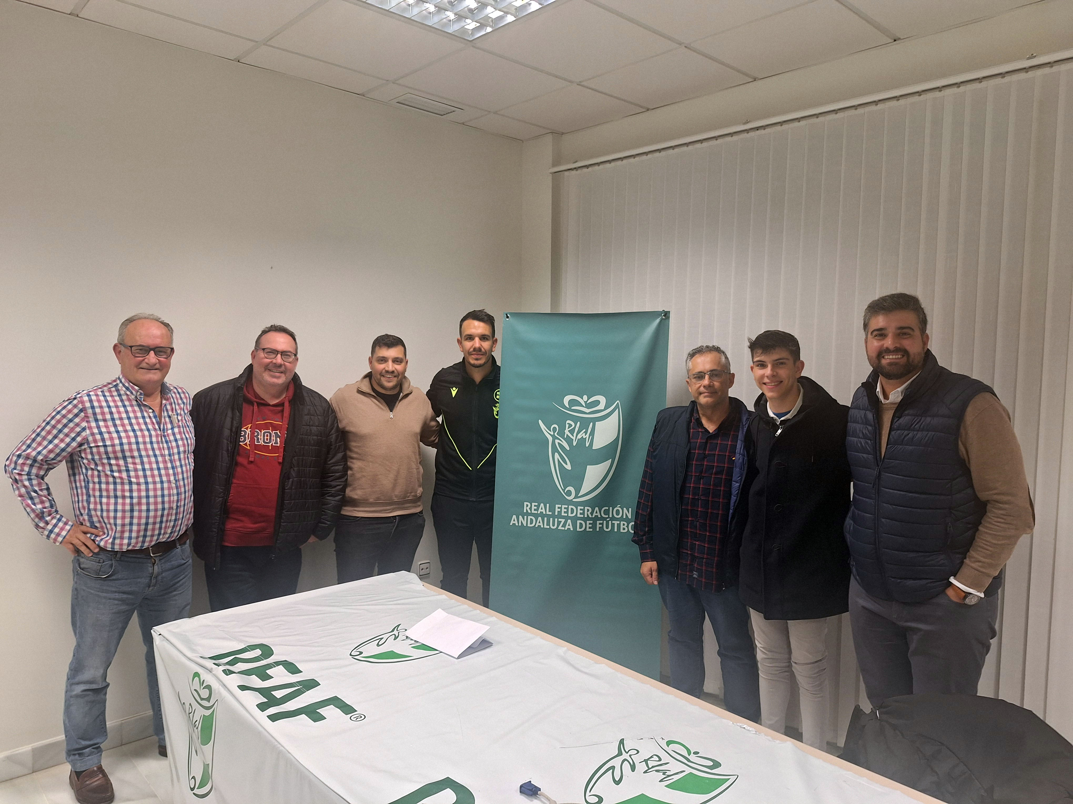 El árbitro de fútbol sala Manuel Jesús Barrilero explica a los periodistas deportivos los cambios en la normativa arbitral