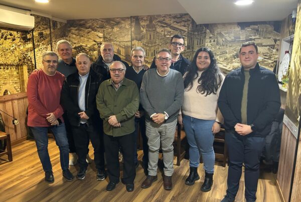 Manuel Conteras con los componentes de su nueva junta directiva