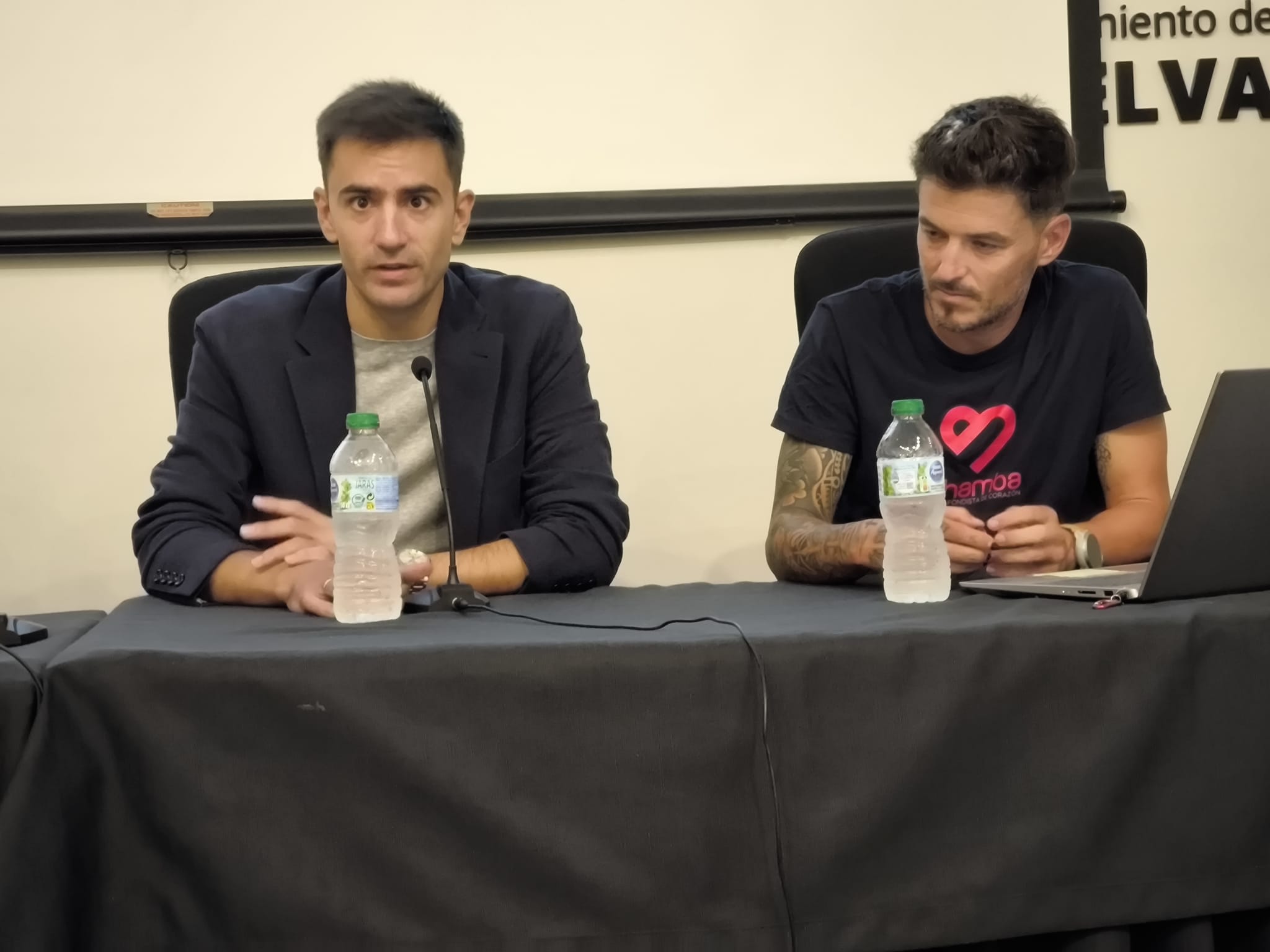 Una charla inspiradora sobre mente y nutrición deportiva reúne a Pablo A. López y a Juan Bautista Castilla ‘Chamba’ en Huelva