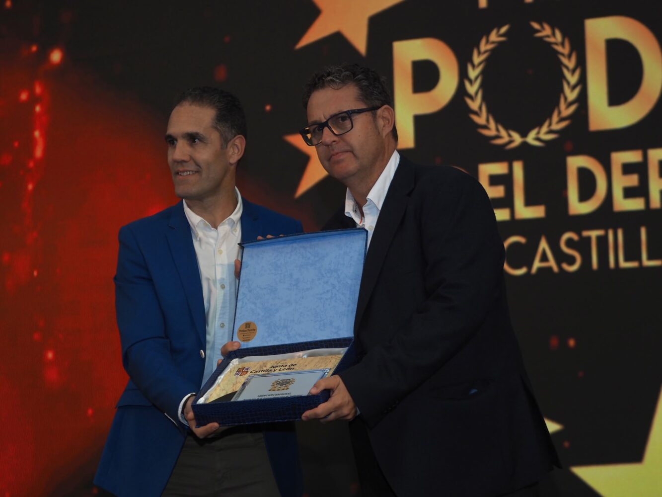 Guillermo Velasco recibe el reconocimiento de manos de Mario Arranz