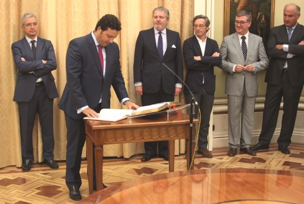 Graefenhain toma posesión de su cargo.