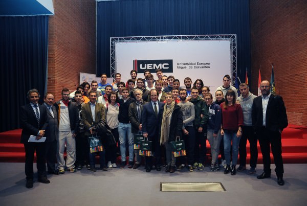 Foto de familia tras acabar el foro de Periodismo y nuevas tecnologías en la universidad europea Miguel de Cervantes de Valladolid.