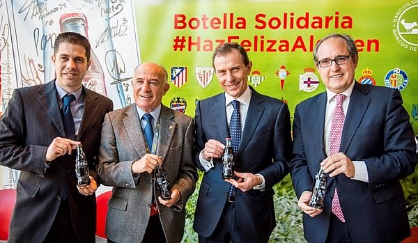 Representantes de Madrid, Atlético, Rayo y Getafe posan para la foto con la botella solidaria. Foto: Marca.com