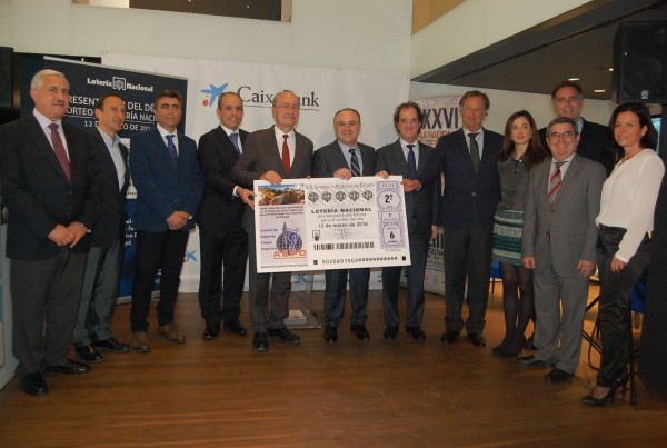 foto de familia con el décimo de loteria