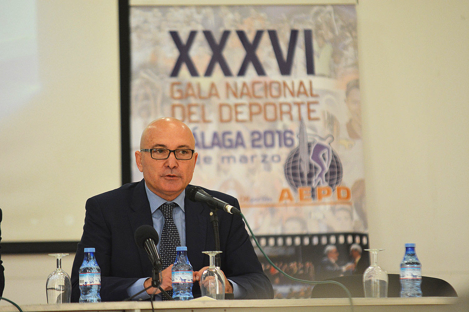 FOTONOTICIA: EL EXÁRBITRO LÓPEZ NIETO DURANTE EL COLOQUIO CON LA PRENSA DEPORTIVA