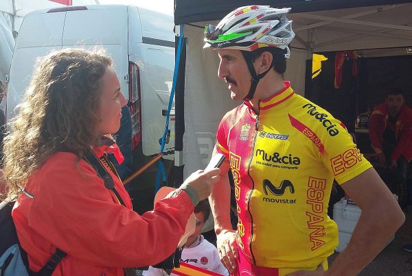 Laura Pérez entrevistando al 'biker' Carlos Coloma en el último Mundial de Moutain Bike.