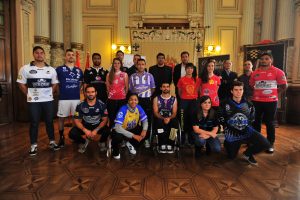 Los representantes de equipos de élite posan con los colores de sus respectivos equipos.