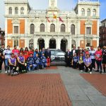 La familia deportiva de Valladolid posa con el ayuntamiento de fondo.