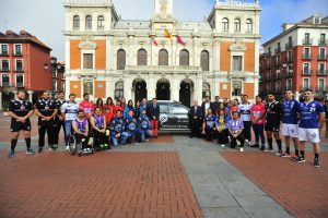 La familia deportiva de Valladolid posa con el ayuntamiento de fondo.