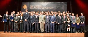 Foto de familia de los premiados con la medalla de Bronce de la Real Orden al Mérito Deportivo.