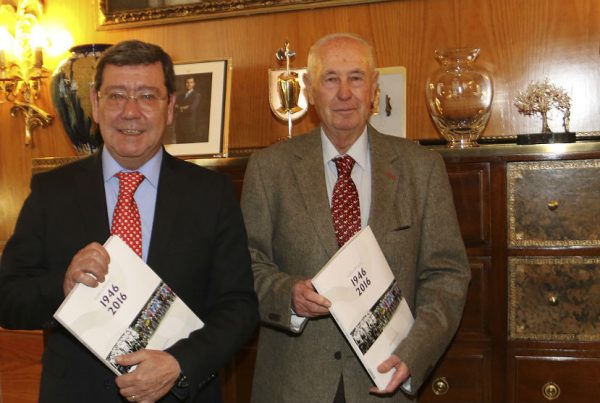 Sagastume posa con su libro de la Vuelta a Burgos.