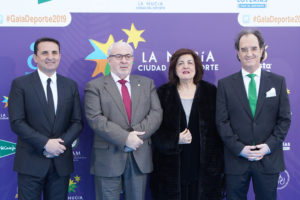 José Luis Mendoza, presidente de la UCAM, posa con su esposa.