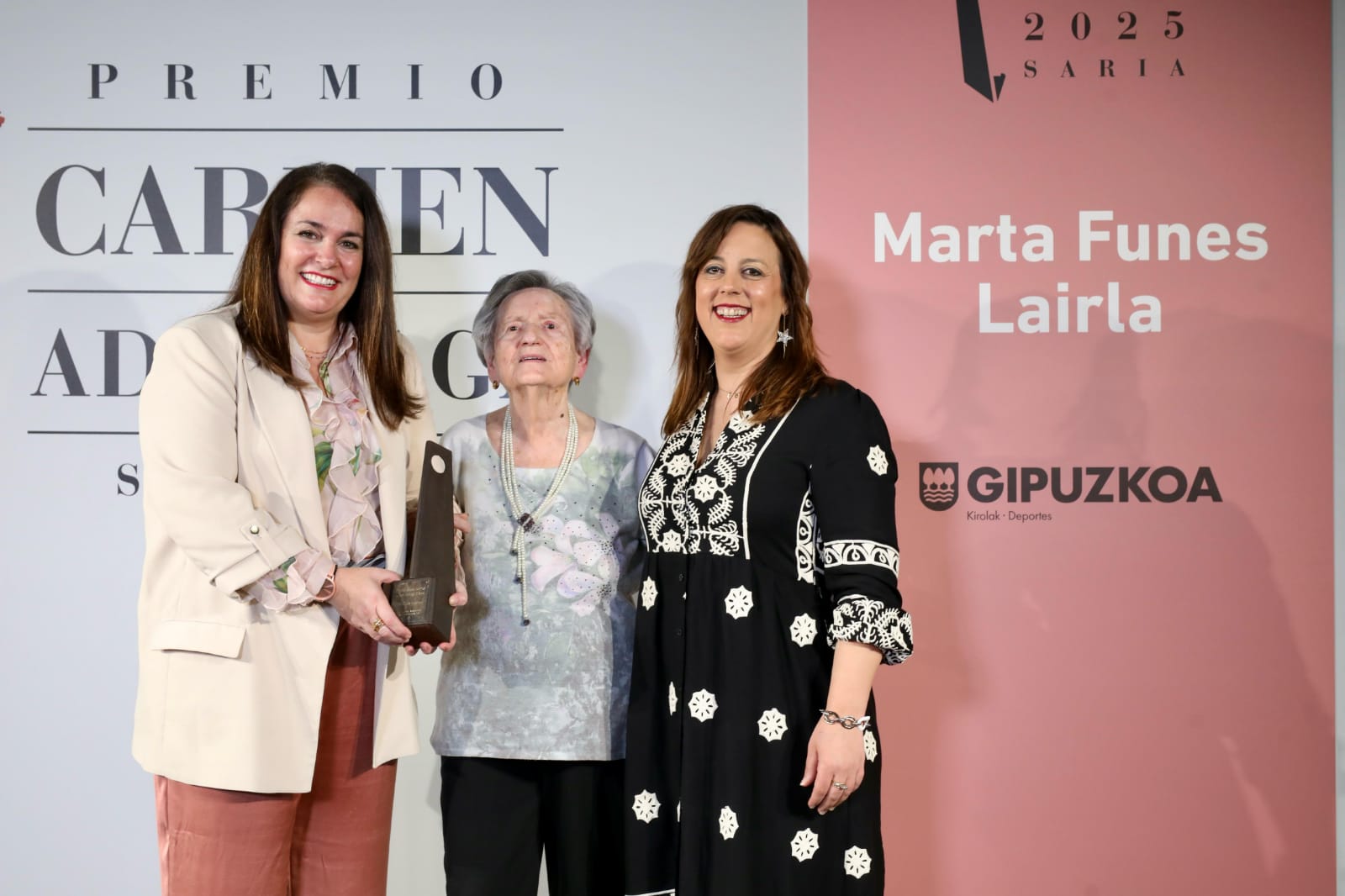 Marta Funes recibe el X Premio Carmen Adarraga