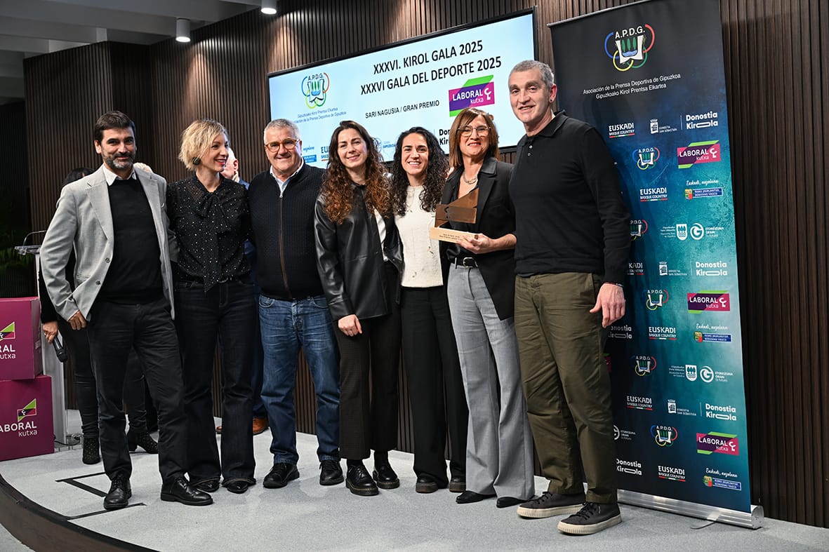 Beñat Fernández y las chicas del Bera Bera, en lo más alto del podio de Gipuzkoa