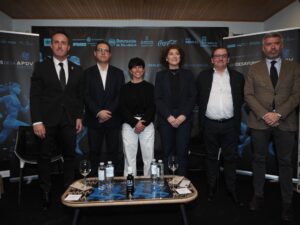 Foto de grupo junto a patrocinadores