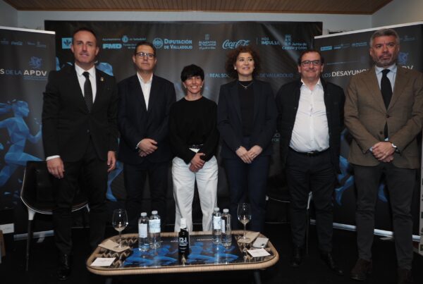 Foto de grupo junto a patrocinadores