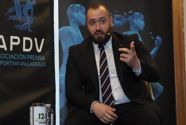 Carlos peralta durante el desayuno