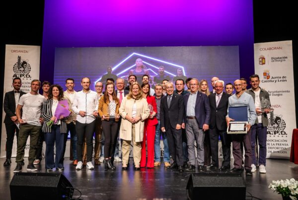 Foto de familia de todos los ganadores con las autoridades.