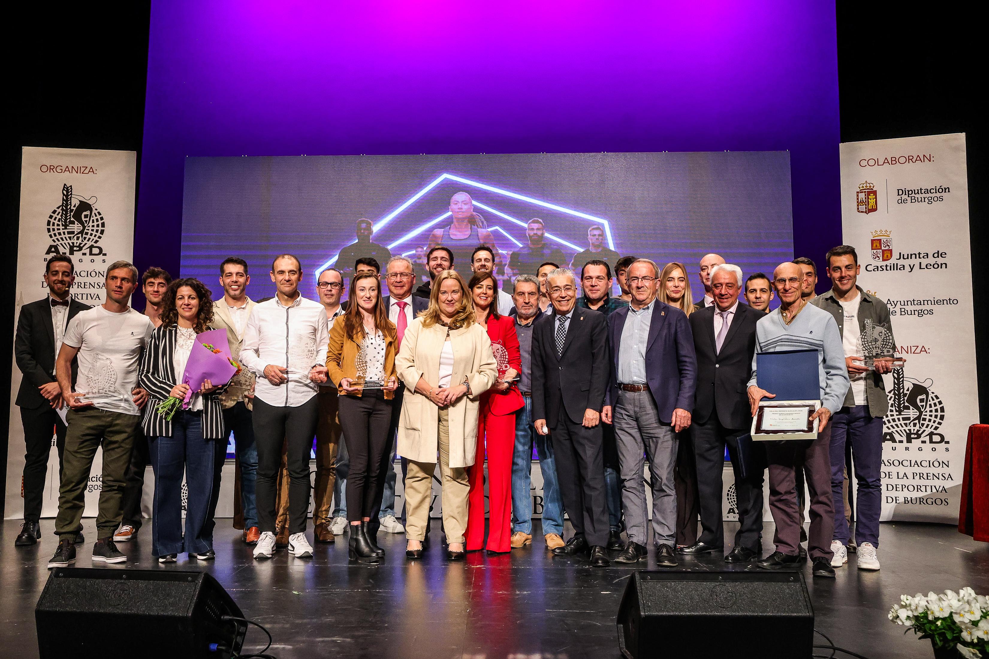 Foto de familia de todos los ganadores con las autoridades.