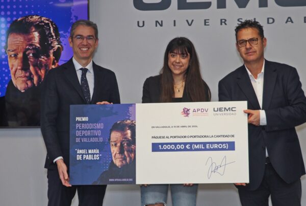Jesús Zarzuela (UEMC) y Guillermo 'Lolo' Velasco (APDV) junto con la ganadora de la beca Lidia Risco. 
FOTO: M. G. EGEA / APDV