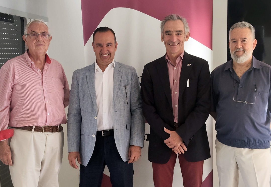 Javier Franco (seguro por la izquierda), con los integrantes de la mesa electoral.